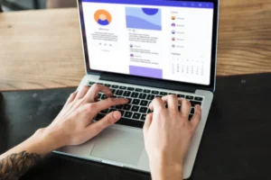 Paid Ads Specialist Setting Ads Group